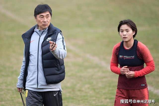 申花主教练斯卢茨基变了 变得喜欢赛中多换人了？